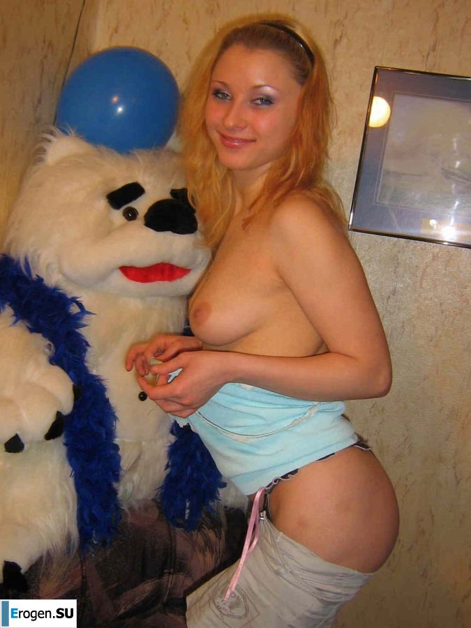 naked blonde wriggles before sex. Photo 10