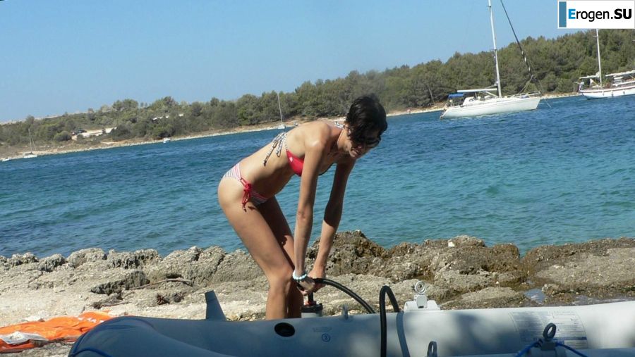 a peculiar tall girl with soft nipples. Photo 18