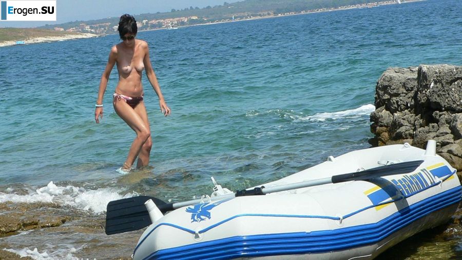 a peculiar tall girl with soft nipples. Photo 35