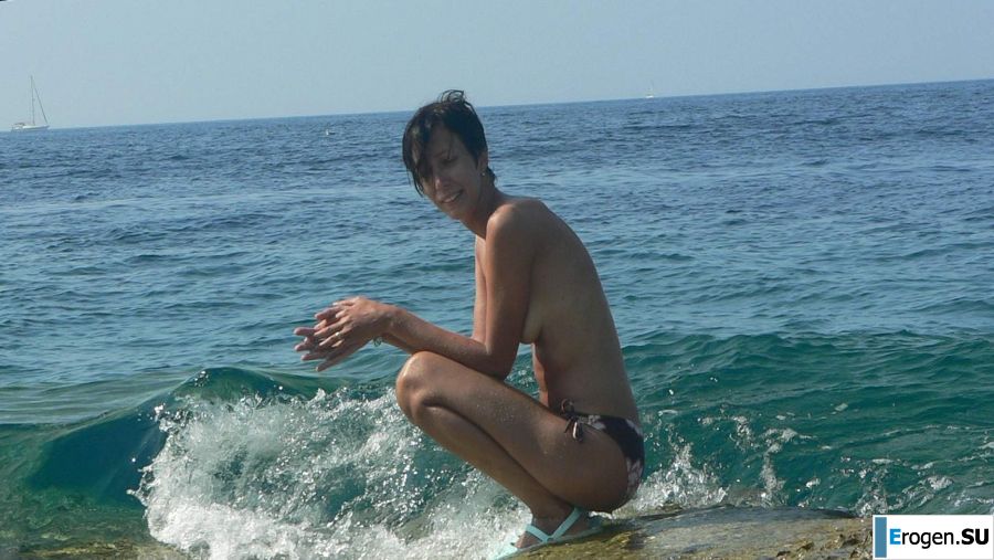 a peculiar tall girl with soft nipples. Photo 38