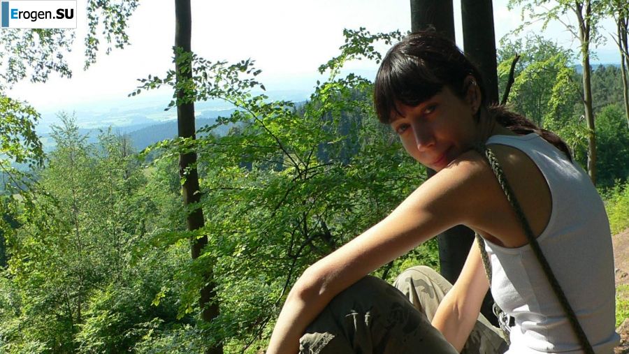 a peculiar tall girl with soft nipples. Photo 5