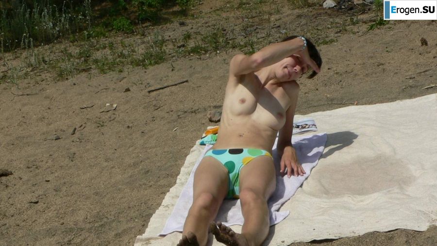 a peculiar tall girl with soft nipples. Photo 6