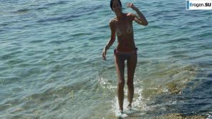 a peculiar tall girl with soft nipples. Thumb 32