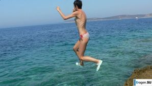 a peculiar tall girl with soft nipples. Thumb 33