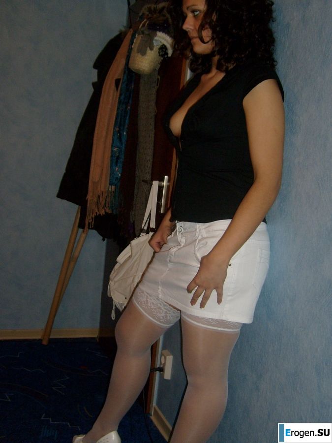 a dark-skinned nude brunette posing in various poses. Part 2. Photo 18