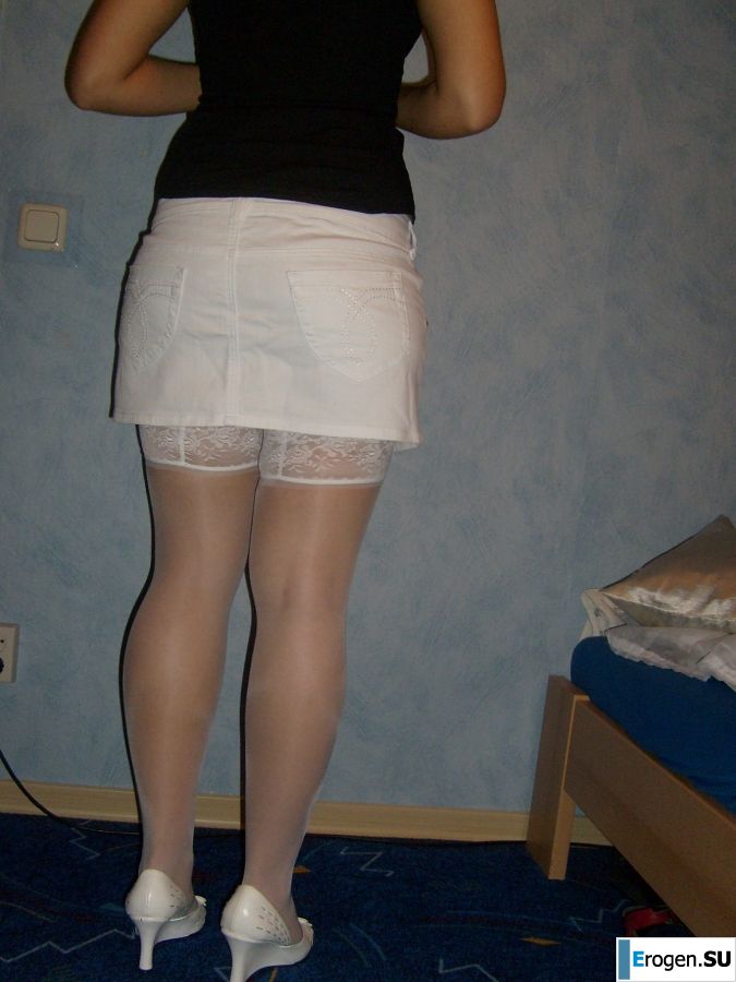 a dark-skinned nude brunette posing in various poses. Part 2. Photo 20