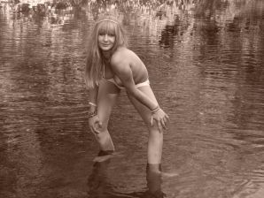 two girlfriends without bras by the river. Thumb 18