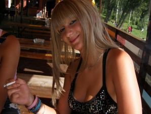 two girlfriends without bras by the river. Thumb 30