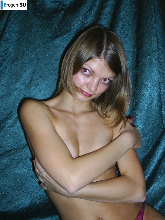 even the waitress should have a nude shot. Photo 6