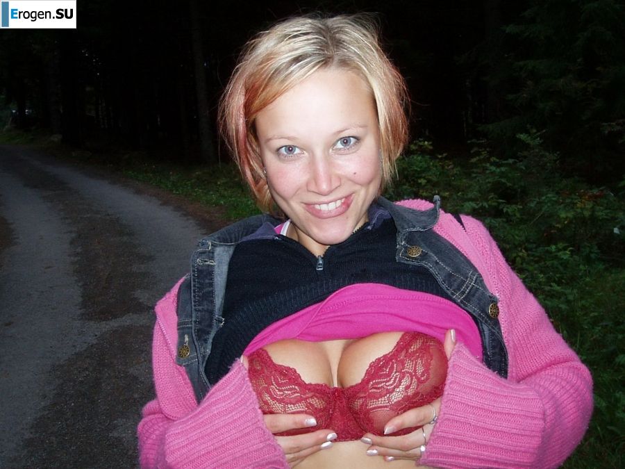 few boobs and a radiant smile. Photo 1