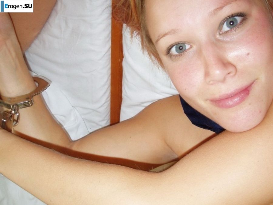 few boobs and a radiant smile. Photo 7