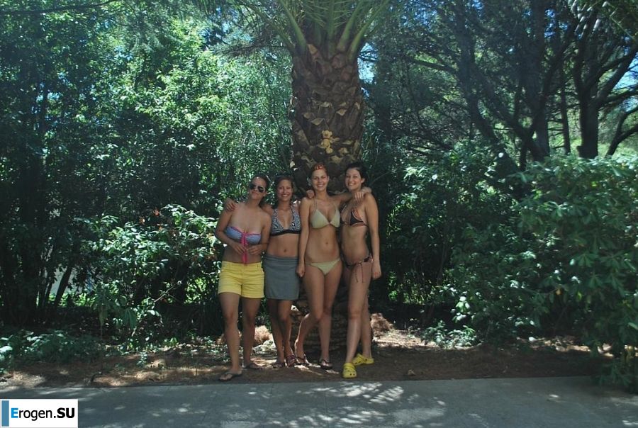 beach nudism and several girlfriends. Photo 4