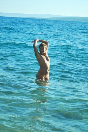 beach nudism and several girlfriends. Thumb 15