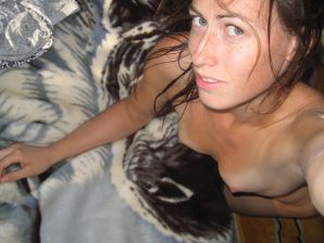 зачем ей одежда если есть веснушки. Эскиз 17