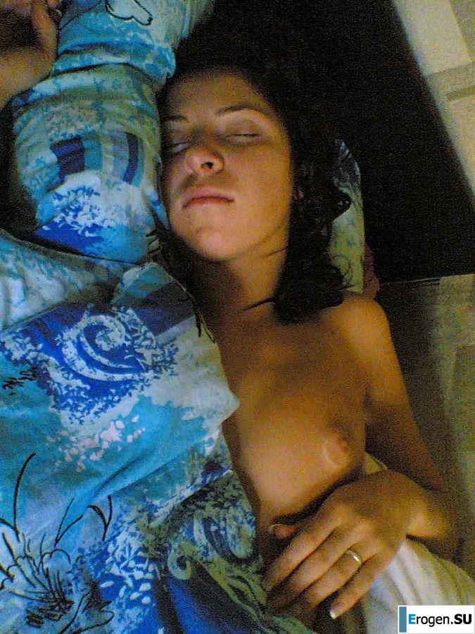 Brunette in revealing outfits and without anything. Photo 29