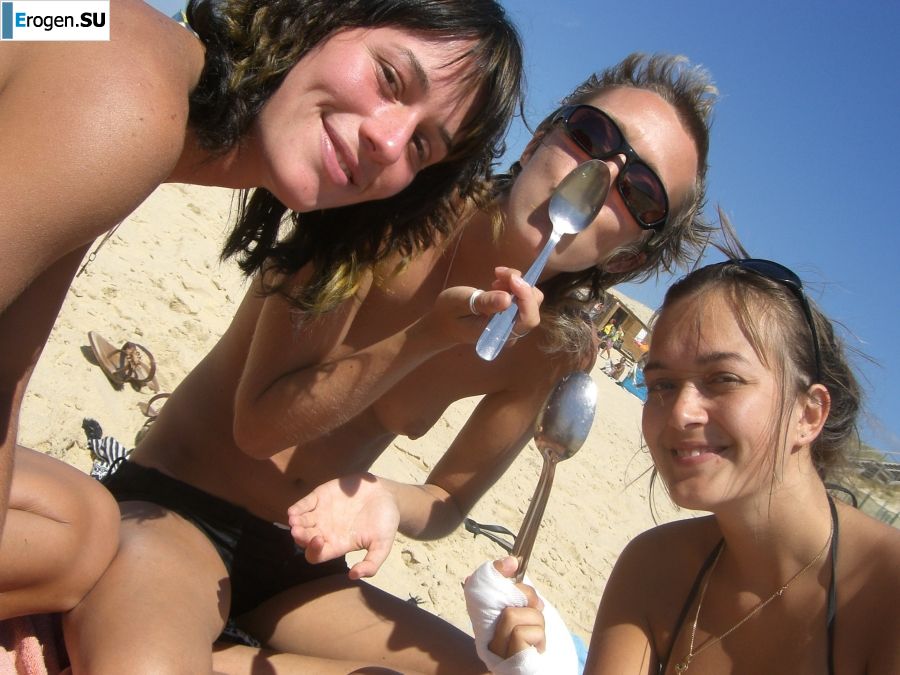 Lesbian on vacation with a friend. Photo 23