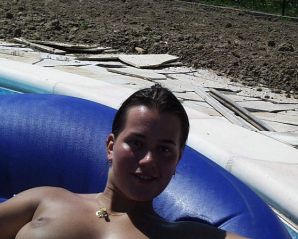 Lesbian on vacation with a friend. Thumb 22