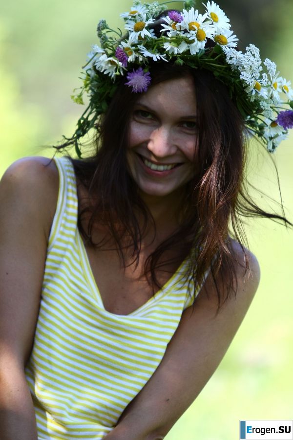 undressed outdoors in front of the photographer. Photo 14