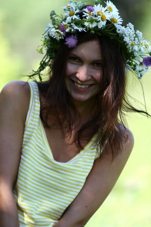 undressed outdoors in front of the photographer. Thumb 14