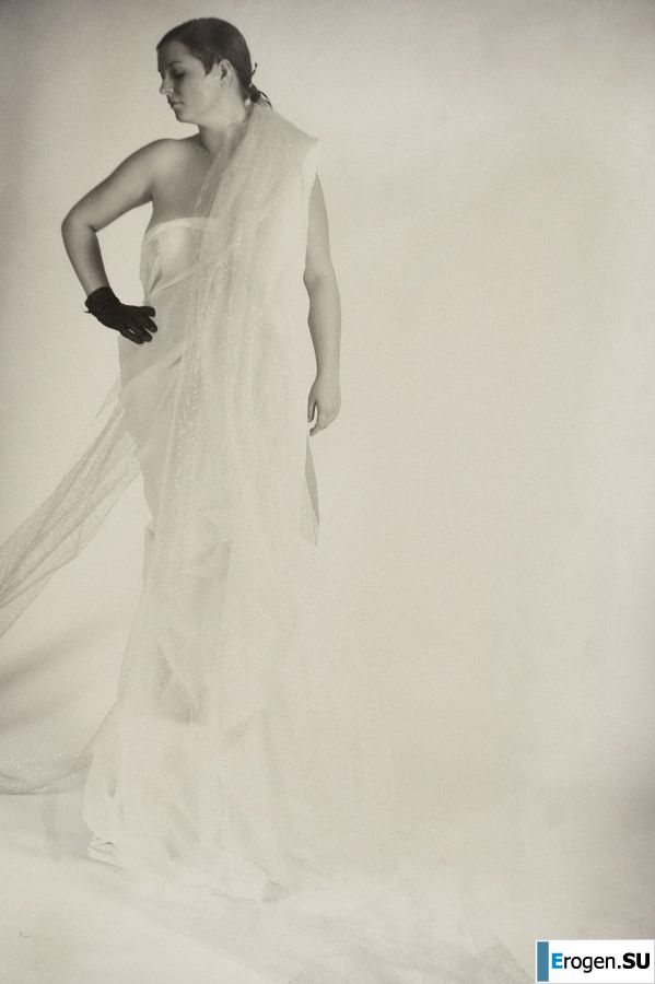 Busty amateur model. Photo 1