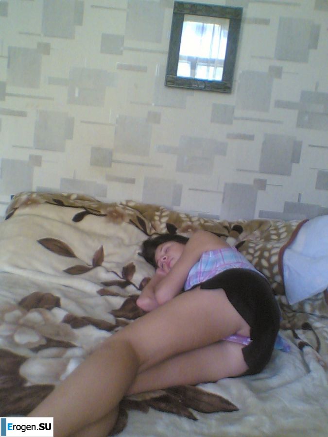 Брюнетка в откровенных нарядах и без ничего. Часть 3. Фото 31