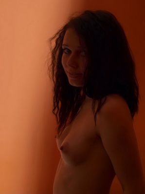 Брюнетка в откровенных нарядах и без ничего. Часть 3. Эскиз 10