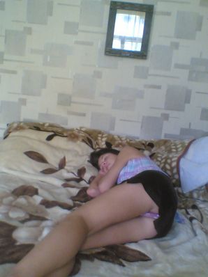 Брюнетка в откровенных нарядах и без ничего. Часть 3. Эскиз 31