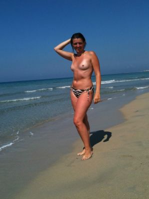 undressed on a deserted beach. Thumb 8