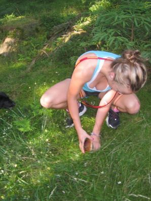 сиськи где то в туристическом лагере. Эскиз 10