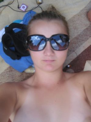 сиськи где то в туристическом лагере. Эскиз 14