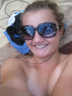 сиськи где то в туристическом лагере. Эскиз 16