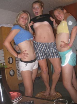 сиськи где то в туристическом лагере. Эскиз 7