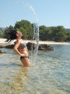 молодые и голые подружки на лазурном берегу. Эскиз 32