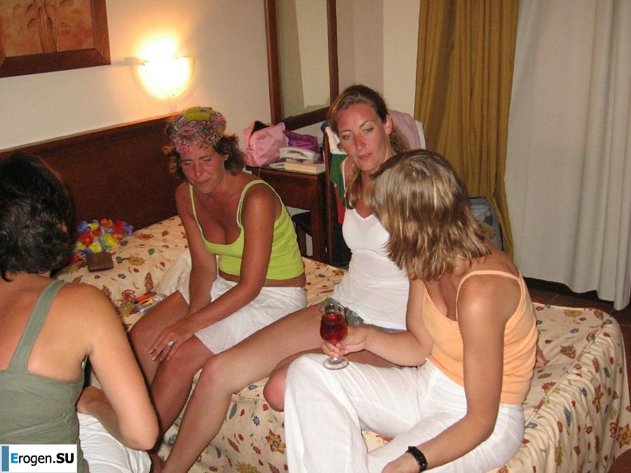 girls are only topless friends. Photo 18