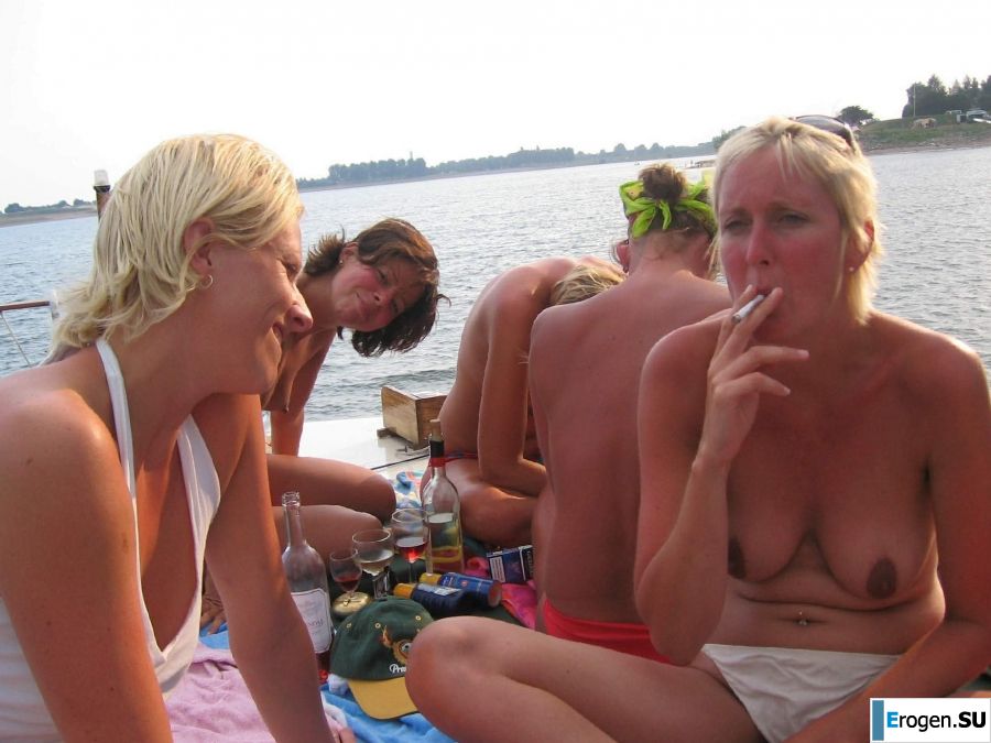 girls are only topless friends. Photo 36