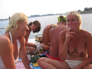 girls are only topless friends. Thumb 36