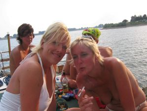 girls are only topless friends. Thumb 37