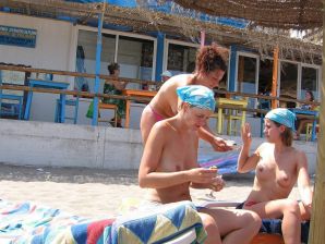 девушки дружат только топлесс. Часть 2. Эскиз 9