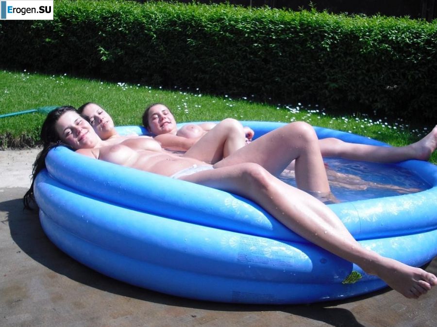 three girlfriends sunbathe in the yard with bare breasts. Photo 16