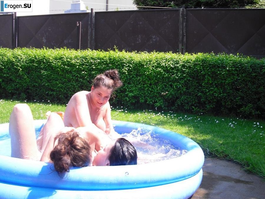 three girlfriends sunbathe in the yard with bare breasts. Photo 18