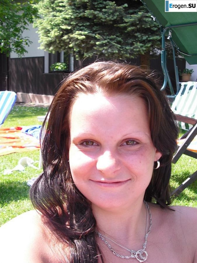 three girlfriends sunbathe in the yard with bare breasts. Photo 20