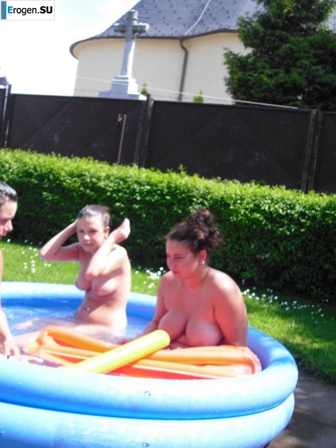 three girlfriends sunbathe in the yard with bare breasts. Photo 21