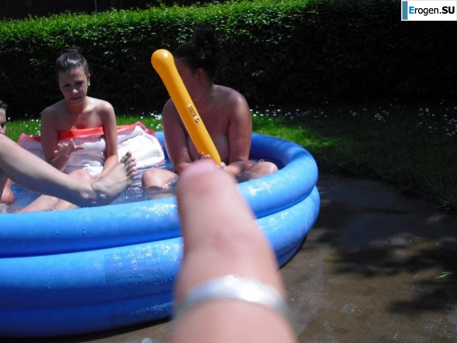 three girlfriends sunbathe in the yard with bare breasts. Photo 25