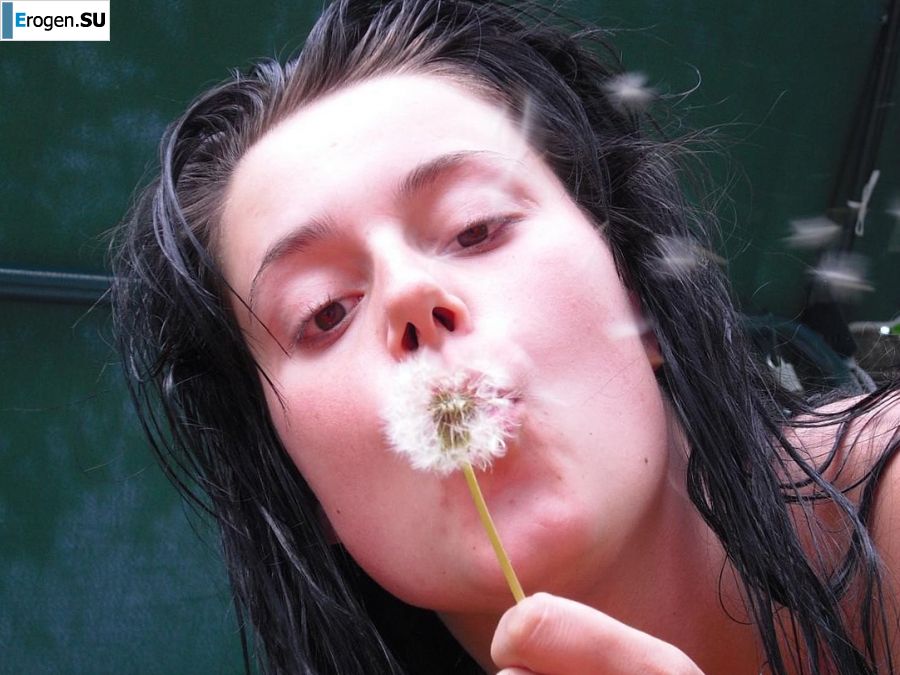 three girlfriends sunbathe in the yard with bare breasts. Photo 26