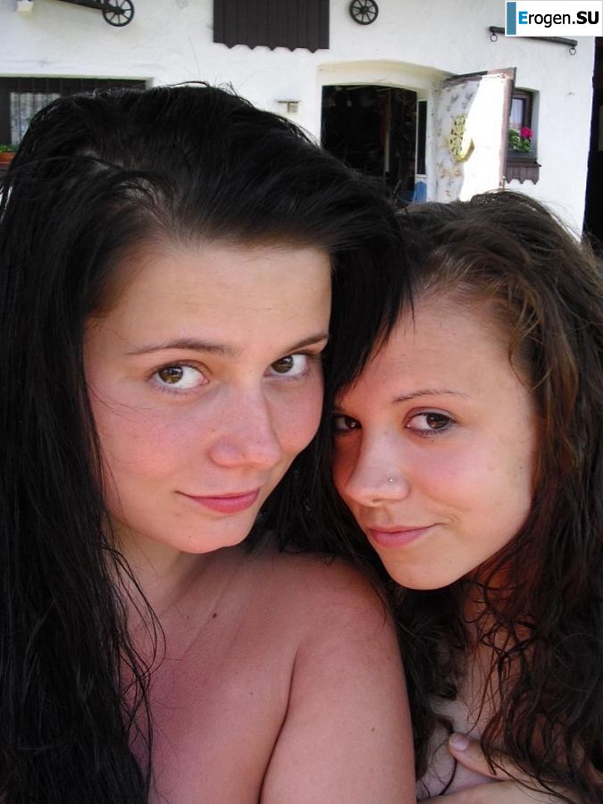 three girlfriends sunbathe in the yard with bare breasts. Photo 30