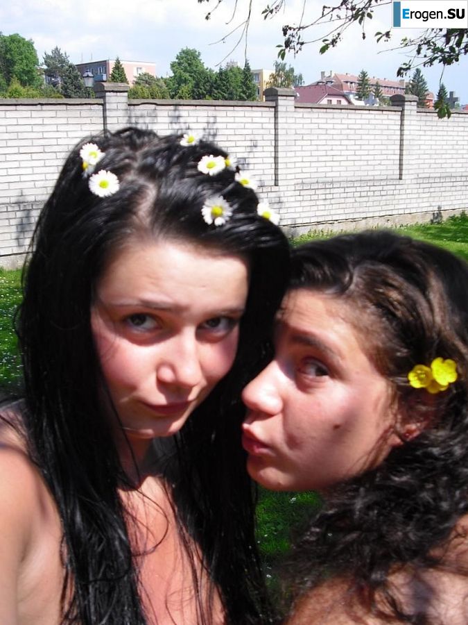 three girlfriends sunbathe in the yard with bare breasts. Photo 36