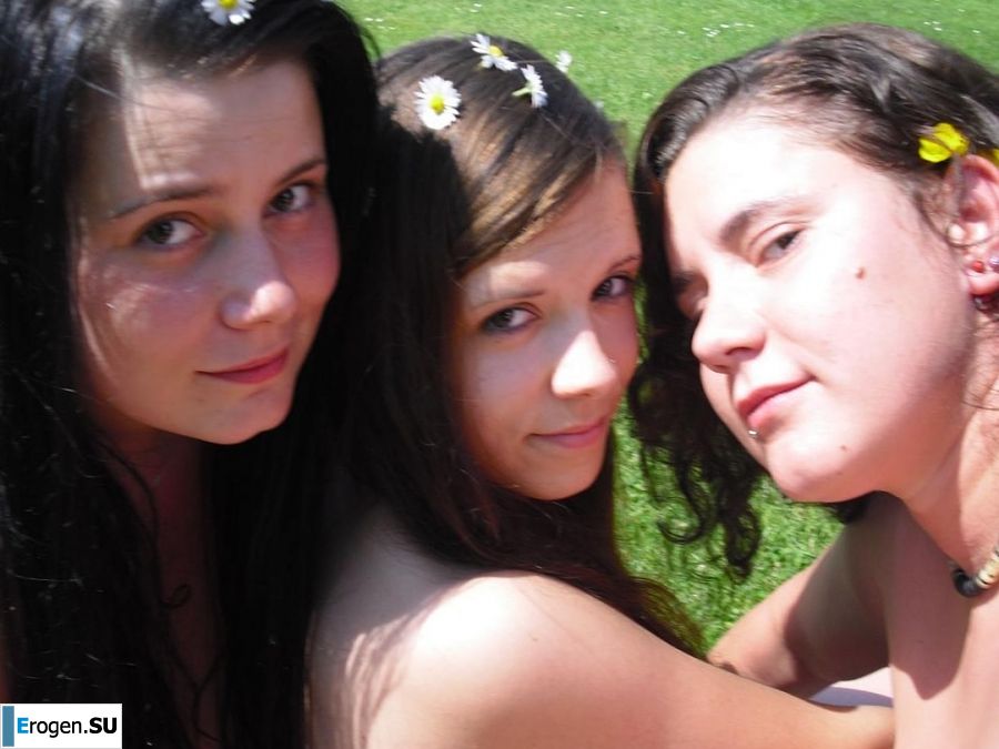 three girlfriends sunbathe in the yard with bare breasts. Photo 39