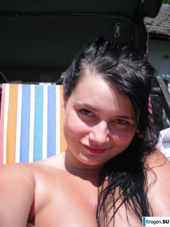 three girlfriends sunbathe in the yard with bare breasts. Photo 7