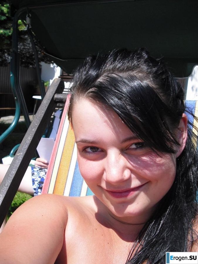 three girlfriends sunbathe in the yard with bare breasts. Photo 8