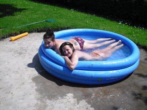 три подружки загарают во дворе с голой грудью. Эскиз 13